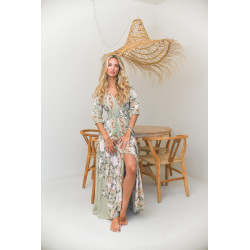 El vestido Indiana de Jaase, uno de los diseños más icónicos de la marca, refleja una elegancia bohemia y romántica con su espal