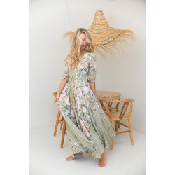 El vestido Indiana de Jaase, uno de los diseños más icónicos de la marca, refleja una elegancia bohemia y romántica con su espal