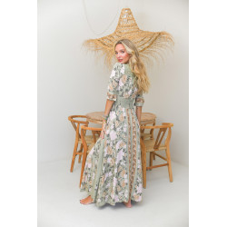 El vestido Indiana de Jaase, uno de los diseños más icónicos de la marca, refleja una elegancia bohemia y romántica con su espal