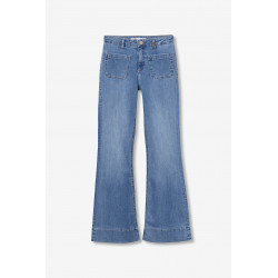 Vaqueros de corte flare en azul claro, con bolsillos delanteros y cierre de botón metálico.