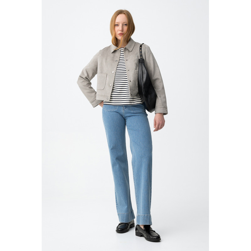 Vaqueros de corte recto en azul clásico, con bolsillos traseros y cierre de botón metálico.