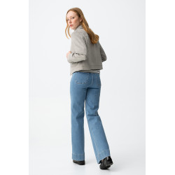 Vaqueros de corte recto en azul clásico, con bolsillos traseros y cierre de botón metálico.