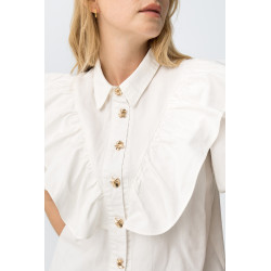 Camisa corte recto, manga corta abullonada y volantes grandes en el pecho.