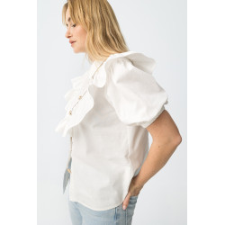 Camisa corte recto, manga corta abullonada y volantes grandes en el pecho.