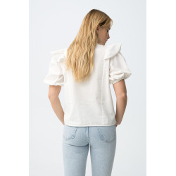 Camisa corte recto, manga corta abullonada y volantes grandes en el pecho.