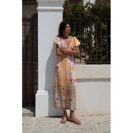 El diseño cuenta con un favorecedor escote en V pronunciado y delicados frunces bajo el pecho que proporcionan una estructura su