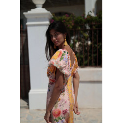 El diseño cuenta con un favorecedor escote en V pronunciado y delicados frunces bajo el pecho que proporcionan una estructura su