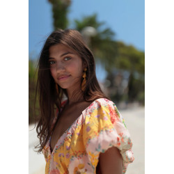 El diseño cuenta con un favorecedor escote en V pronunciado y delicados frunces bajo el pecho que proporcionan una estructura su