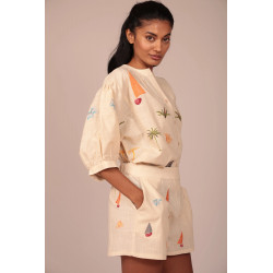 El diseño destaca por sus mangas de tres cuartos con volumen abullonado, que aportan un aire femenino y sofisticado sin restar c