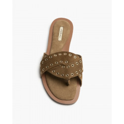 Sandalia plana cuenta con un diseño entrecruzado decorado con ojales metálicos y una plantilla acolchada para mayor comodidad