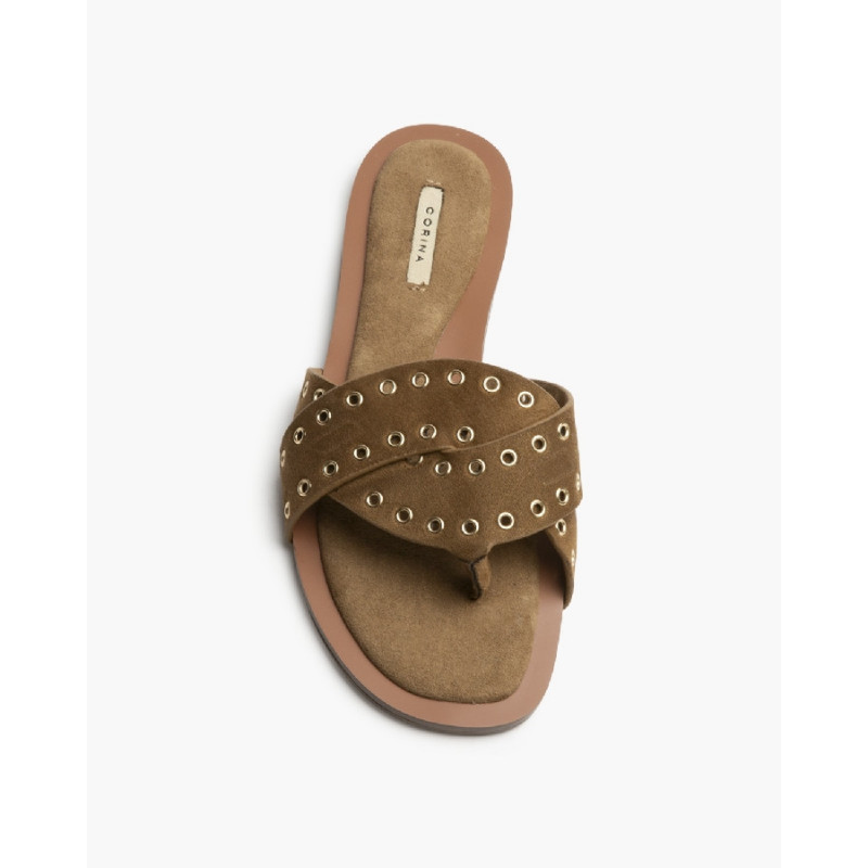 Sandalia plana cuenta con un diseño entrecruzado decorado con ojales metálicos y una plantilla acolchada para mayor comodidad