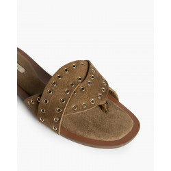 Sandalia plana cuenta con un diseño entrecruzado decorado con ojales metálicos y una plantilla acolchada para mayor comodidad