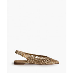 Bailarina destalonada caracterizada por su corte trenzado, acabado en punta y cierre hebilla