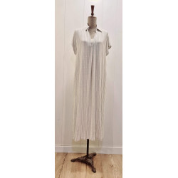 Vestido con un cuello tipo camisa (polo) con escote V, mangas cortas de estilo desenfadado y aberturas laterales en el bajo que