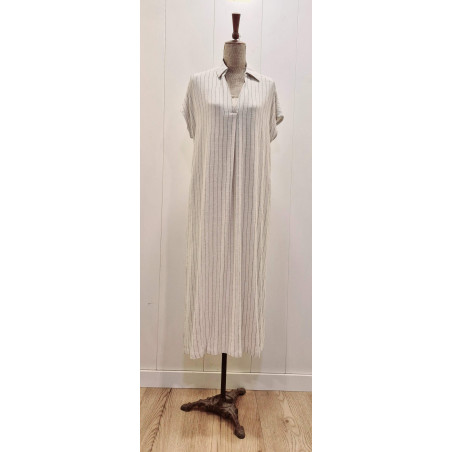 Vestido con un cuello tipo camisa (polo) con escote V, mangas cortas de estilo desenfadado y aberturas laterales en el bajo que