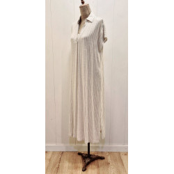 Vestido con un cuello tipo camisa (polo) con escote V, mangas cortas de estilo desenfadado y aberturas laterales en el bajo que