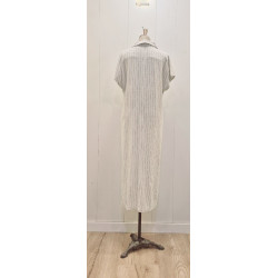 Vestido con un cuello tipo camisa (polo) con escote V, mangas cortas de estilo desenfadado y aberturas laterales en el bajo que