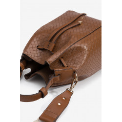 Bolso marrón con textura entrelazada, asa ajustable y cierre de cordón. Diseño moderno y funcional.
