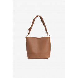 Bolso tipo bucket en color marrón, asa ancha regulable, detalles metálicos dorados y cierre magnético.