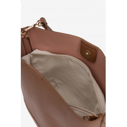 Bolso tipo bucket en color marrón, asa ancha regulable, detalles metálicos dorados y cierre magnético.