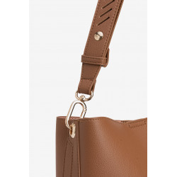 Bolso tipo bucket en color marrón, asa ancha regulable, detalles metálicos dorados y cierre magnético.
