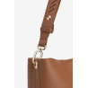 Bolso tipo bucket en color marrón, asa ancha regulable, detalles metálicos dorados y cierre magnético.