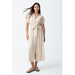 Vestido largo con botones frontales, corte amplio, manga corta y cintura elástica ajustable.