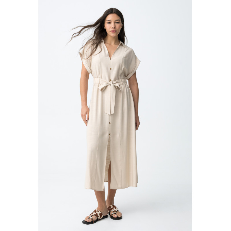 Vestido largo con botones frontales, corte amplio, manga corta y cintura elástica ajustable.