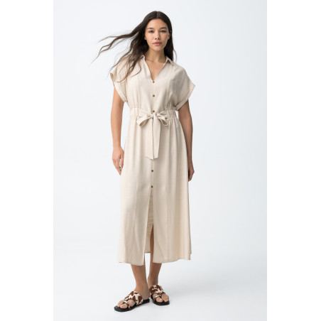 Vestido largo con botones frontales, corte amplio, manga corta y cintura elástica ajustable.