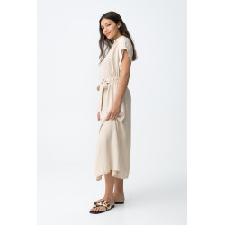 Vestido largo con botones frontales, corte amplio, manga corta y cintura elástica ajustable.