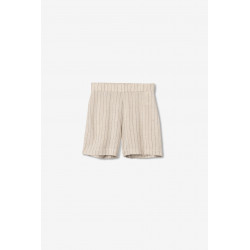 Short de corte recto en tono beige claro, cintura elástica y rayas finas en vertical visibles.