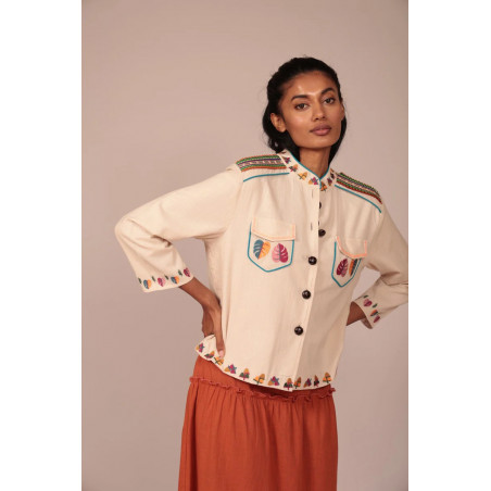 Eleva tu conjunto con esta chaqueta de estructura ligera y carácter único, una prenda que fusiona la elegancia de una sahariana