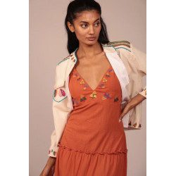Eleva tu conjunto con esta chaqueta de estructura ligera y carácter único, una prenda que fusiona la elegancia de una sahariana