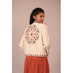 Eleva tu conjunto con esta chaqueta de estructura ligera y carácter único, una prenda que fusiona la elegancia de una sahariana