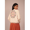 Eleva tu conjunto con esta chaqueta de estructura ligera y carácter único, una prenda que fusiona la elegancia de una sahariana