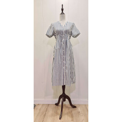 Vestido escote uve, manga corta, cierre frontal con botones, largo midi, estampado de rayas