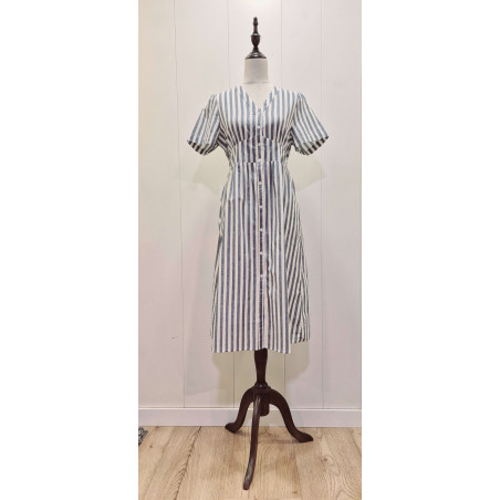 Vestido escote uve, manga corta, cierre frontal con botones, largo midi, estampado de rayas