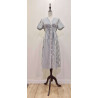 Vestido escote uve, manga corta, cierre frontal con botones, largo midi, estampado de rayas