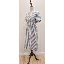 Vestido escote uve, manga corta, cierre frontal con botones, largo midi, estampado de rayas