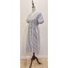 Vestido escote uve, manga corta, cierre frontal con botones, largo midi, estampado de rayas