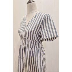 Vestido escote uve, manga corta, cierre frontal con botones, largo midi, estampado de rayas