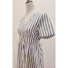 Vestido escote uve, manga corta, cierre frontal con botones, largo midi, estampado de rayas