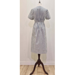 Vestido escote uve, manga corta, cierre frontal con botones, largo midi, estampado de rayas