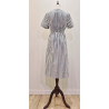 Vestido escote uve, manga corta, cierre frontal con botones, largo midi, estampado de rayas