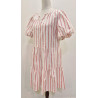 Vestido corto con vuelo, cuello pico, manga corta abullonada, estampado rayas