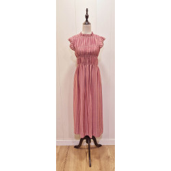 Vestido midi de rayas verticales, cuerpo engomado, cuello alto con un pequeño volante y mangas cortas tipo aleta