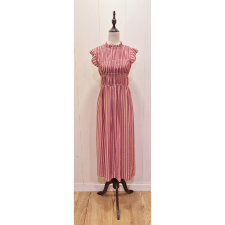 Vestido midi de rayas verticales, cuerpo engomado, cuello alto con un pequeño volante y mangas cortas tipo aleta