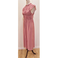 Vestido midi de rayas verticales, cuerpo engomado, cuello alto con un pequeño volante y mangas cortas tipo aleta