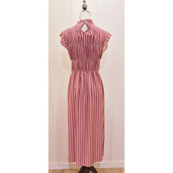 Vestido midi de rayas verticales, cuerpo engomado, cuello alto con un pequeño volante y mangas cortas tipo aleta