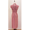 Vestido midi de rayas verticales, cuerpo engomado, cuello alto con un pequeño volante y mangas cortas tipo aleta